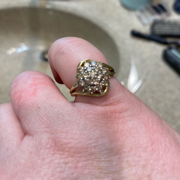 10k yellow gold diamond ring - Picture 7 of 8